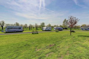 Ruime plaatsen op de camping Giessienwaard